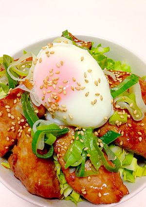 簡単！にんにく入りスタミナ豚の温玉丼♡-レシピのメイン写真