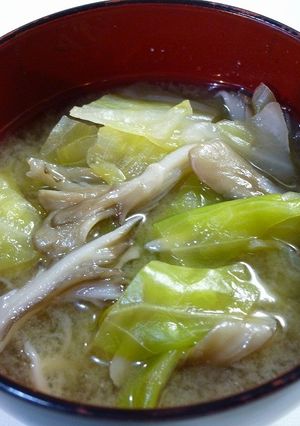 舞茸風味一杯！舞茸とキャベツの味噌汁-レシピのメイン写真