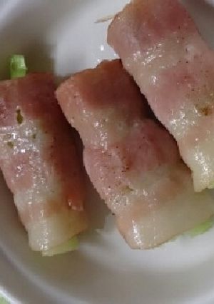 ルクエで簡単♪ブロッコリー芯のベーコン巻-レシピのメイン写真