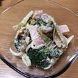 ブロッコリーとレーズンとハムのサラダ