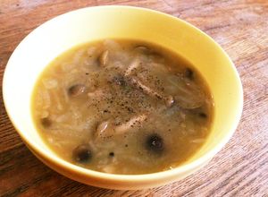 隠し味は○○！ たまねぎとしめじのスープ-レシピのメイン写真