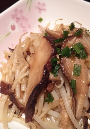 簡単安いおかず♪椎茸&もやしのバター炒め-レシピのメイン写真