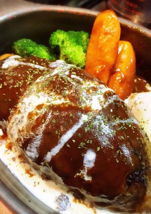 デミグラスソースの煮込みハンバーグ-レシピのメイン写真