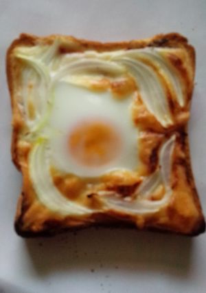 朝食♡オニオン目玉焼きピザトースト☆-レシピのメイン写真