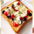 トマトとブラックオリーブのチーズトースト