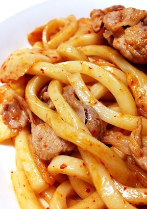 豚キムチ焼きうどん的な。-レシピのメイン写真