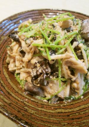簡単一品❀豆苗ときのこの胡麻さらだ❀-レシピのメイン写真