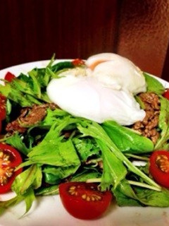 肉×野菜×半熟玉子のサラダ-レシピのメイン写真