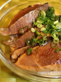 簡単!スーパーのお刺身で鰹タタキの漬け丼-レシピのメイン写真