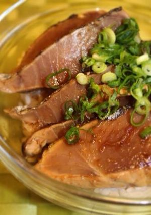 簡単！スーパーのお刺身で鰹タタキの漬け丼-レシピのメイン写真