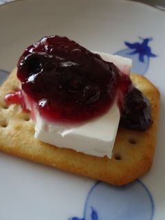 クラッカーのクリチジャムのせ-レシピのメイン写真