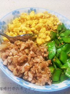 簡単☆サバそぼろと絹さやで三食ご飯-レシピのメイン写真
