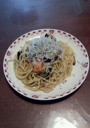 ナスとサーモンのジェノバパスタシラスのせ-レシピのメイン写真