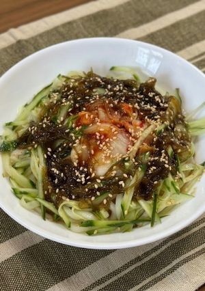 もずく酢キムチの旨辛ぶっかけうどん-レシピのメイン写真