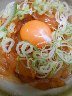 新玉葱と白菜キムチ丼・卵黄のせ-レシピのメイン写真