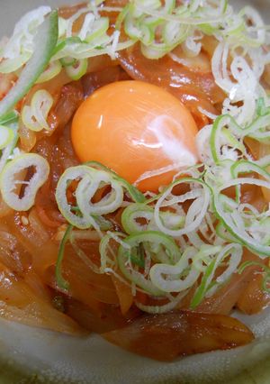 新玉葱と白菜キムチ丼・卵黄のせ-レシピのメイン写真