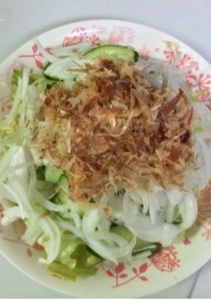 新玉の鰹節乗せサラダ〜青じそポン酢味^^-レシピのメイン写真