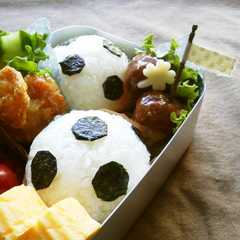 รูปของ サッカーボール～のおにぎりのお弁当～