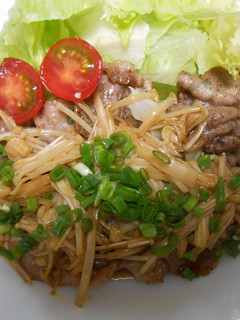 豚切り落とし肉焼きの、えのきソースかけ-レシピのメイン写真