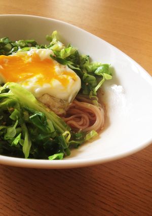 キャベツと温泉玉子のピビン麺-レシピのメイン写真
