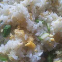 A picture of アスパラ塩炒飯.