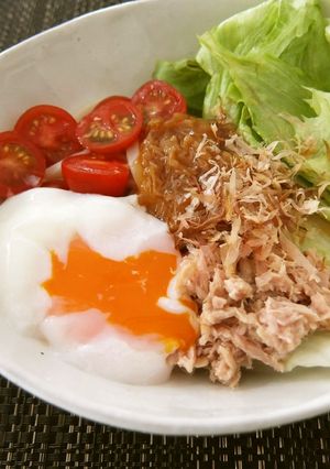ツナ＆なめ茸＆野菜の温玉載せ冷やしうどん-レシピのメイン写真