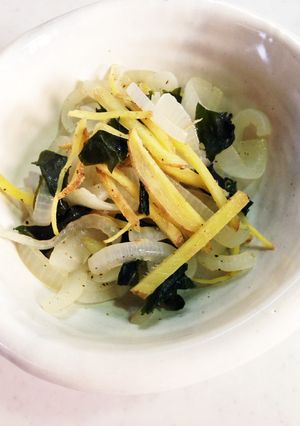 玉ねぎとわかめの簡単炒め煮-レシピのメイン写真