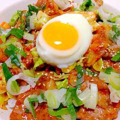 รูปของ 簡単！ガッツリ豚キムチ温玉丼☆
