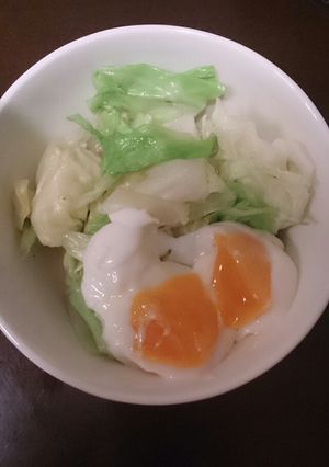 〈副菜に〉 キャベツ炒め半熟玉子乗せ-レシピのメイン写真
