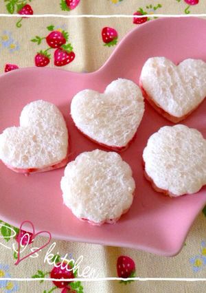 手づかみ離乳食♡型抜きいちごサンド-レシピのメイン写真
