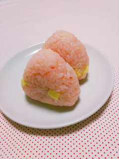 〖子供うけ♡桜でんぶとチーズのおにぎり〗-レシピのメイン写真