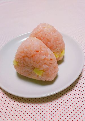 〖子供うけ♡桜でんぶとチーズのおにぎり〗-レシピのメイン写真