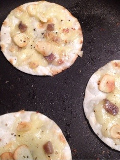簡単!フライパンで餃子の皮ピザ-レシピのメイン写真