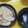 タケノコの天ぷらを塩で食べる