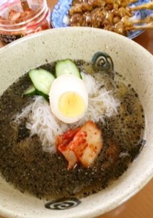 黒ごまたっぷりかけるだけ●ブラック冷麺●-レシピのメイン写真