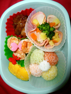 お弁当に彩り✿可愛い花おにぎり-レシピのメイン写真