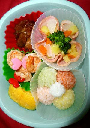 お弁当に彩り✿可愛い花おにぎり-レシピのメイン写真