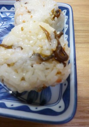 すし飯のおにぎり(いかなごの釘煮)-レシピのメイン写真