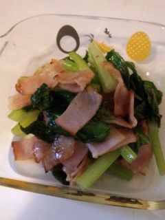 セロリの葉とベーコンの塩炒め-レシピのメイン写真