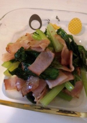 セロリの葉とベーコンの塩炒め-レシピのメイン写真