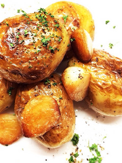 新じゃがと新ニンニクの丸ごと蒸し揚げ焼き-レシピのメイン写真