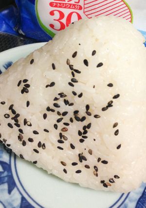 懐かしい味の『ごま塩にぎり』-レシピのメイン写真