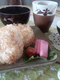 おかかまみれな梅ゴマおにぎり-レシピのメイン写真