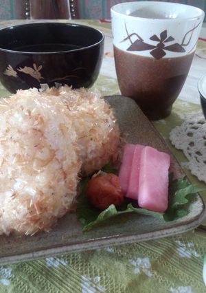おかかまみれな梅ゴマおにぎり-レシピのメイン写真