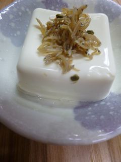 ちりめんさんしょうをのせた冷奴-レシピのメイン写真