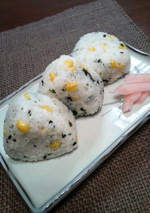 塩麹コーン＊わかめご飯のおむすび♪-レシピのメイン写真