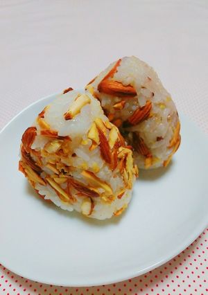 〖香ばし♡アーモンドおにぎり♪〗-レシピのメイン写真