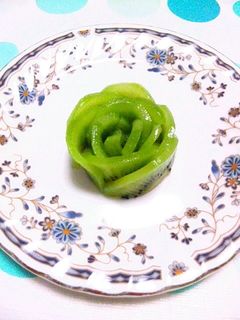 簡単!キウイでバラの飾り切り〜ケーキにも-レシピのメイン写真