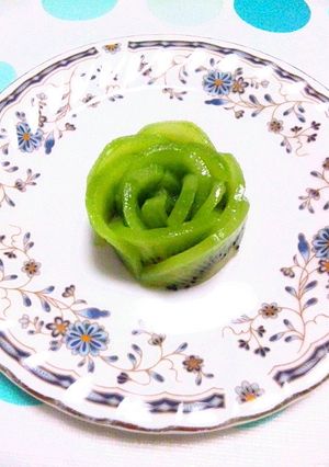 簡単！キウイでバラの飾り切り〜ケーキにも-レシピのメイン写真