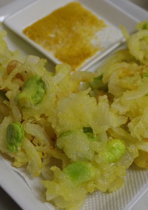 カレー塩で☆空豆と新玉のかきあげ♪-レシピのメイン写真